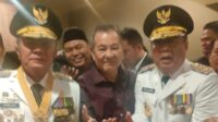 Chairul S Matdiah diapit Herman Deru dan Cik Ujang