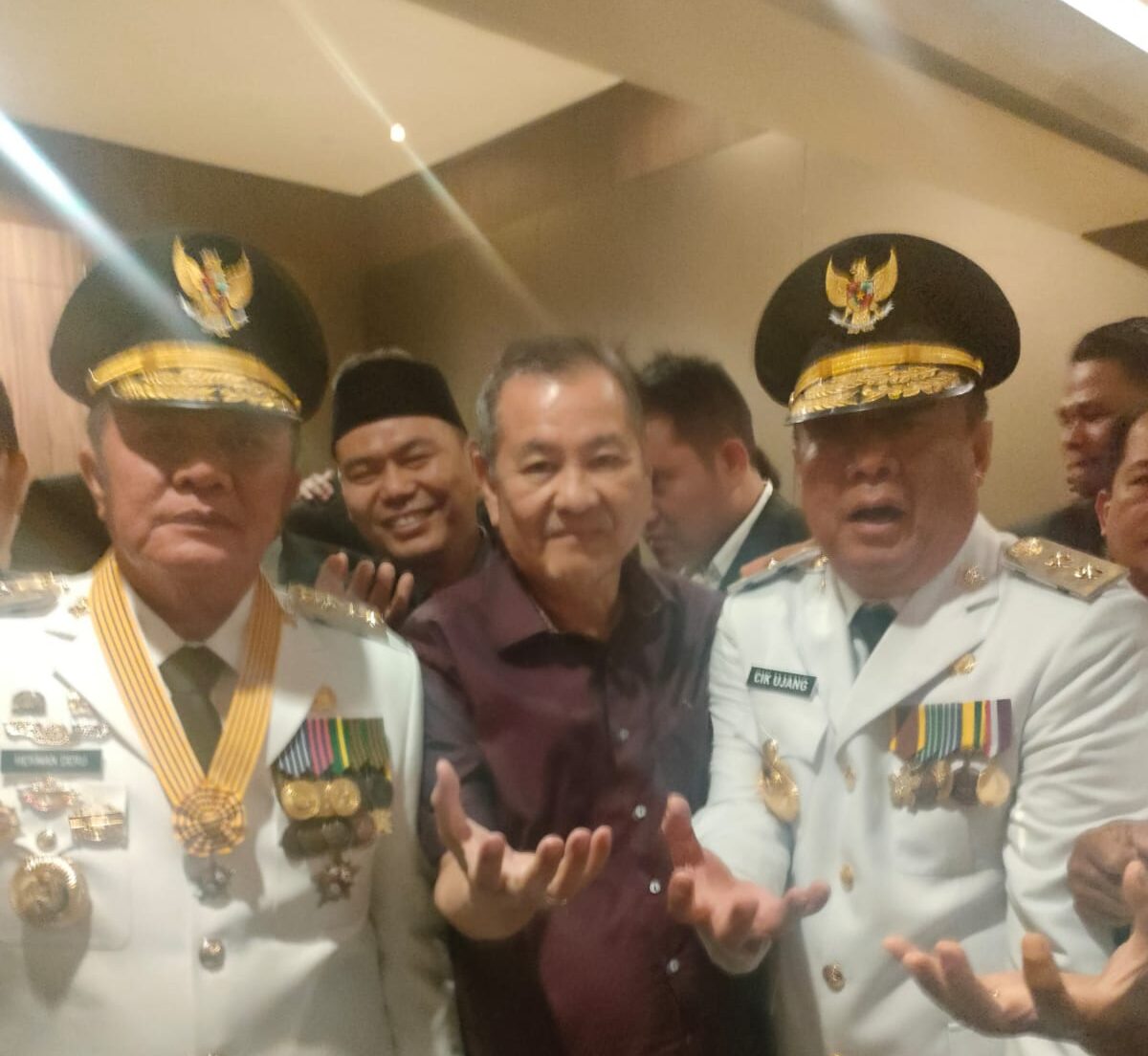 Chairul S Matdiah diapit Herman Deru dan Cik Ujang