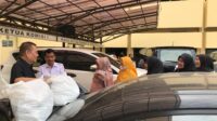 Anggota DPRD Sumsel Chairul S Matdiah SH, MH, MKes membagikan 500 nasi bungkus kepada masyarakat yang membutuhkan, Senin (3/2/2025). Sedekah nasi bungkus ini sudah rutin dilakukan Chairul S Matdiah sejak 30 tahun.