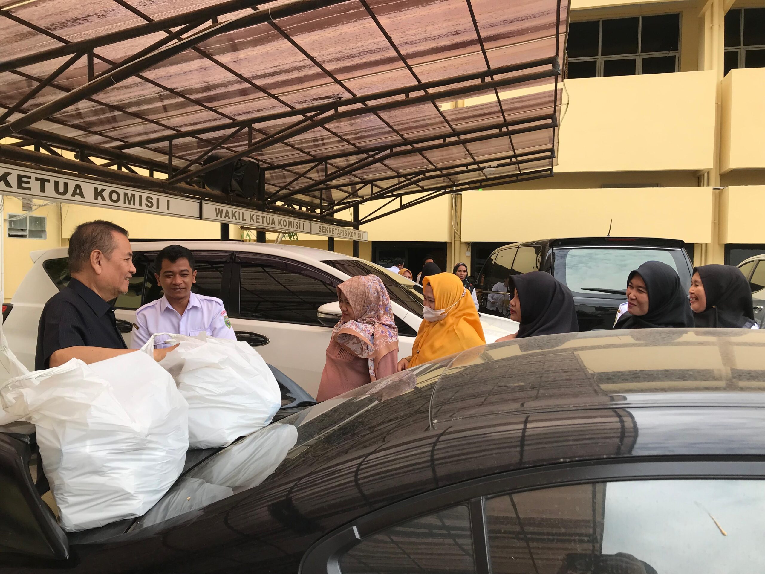 Anggota DPRD Sumsel Chairul S Matdiah SH, MH, MKes membagikan 500 nasi bungkus kepada masyarakat yang membutuhkan, Senin (3/2/2025). Sedekah nasi bungkus ini sudah rutin dilakukan Chairul S Matdiah sejak 30 tahun.
