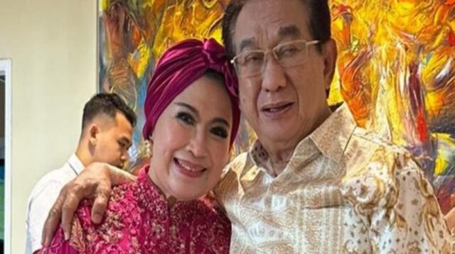 Artis sekaligus politikus Dr H Anwar Fuady, SH, MH bersama istri. (FOTO: SS 1/IST).