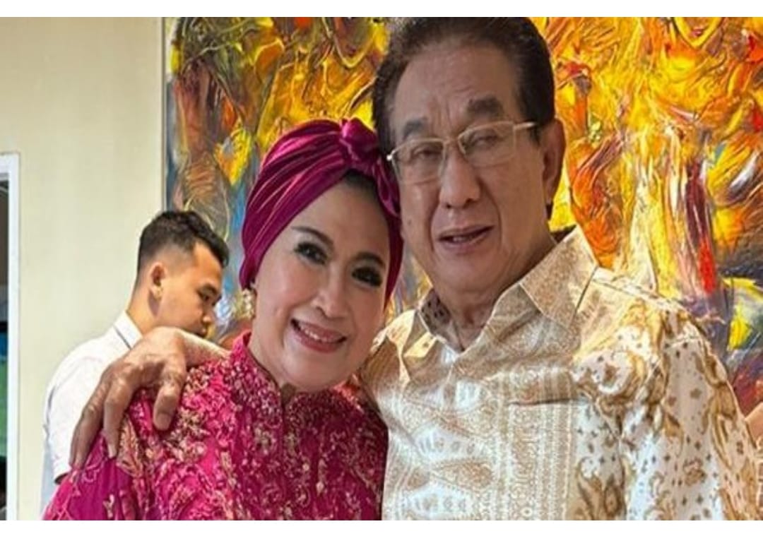 Artis sekaligus politikus Dr H Anwar Fuady, SH, MH bersama istri. (FOTO: SS 1/IST).