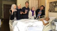MEMBESUK---Ishak Mekki didampingi istri (Hj Tartila) dan anak (H Muchendi Mahzarekki) membesuk Chairul S Matdiah usai menjalani operasi cangkok ginjal di Mount Elizabeth Hospital Singapur. (FOTO: DOKUMENTASI).