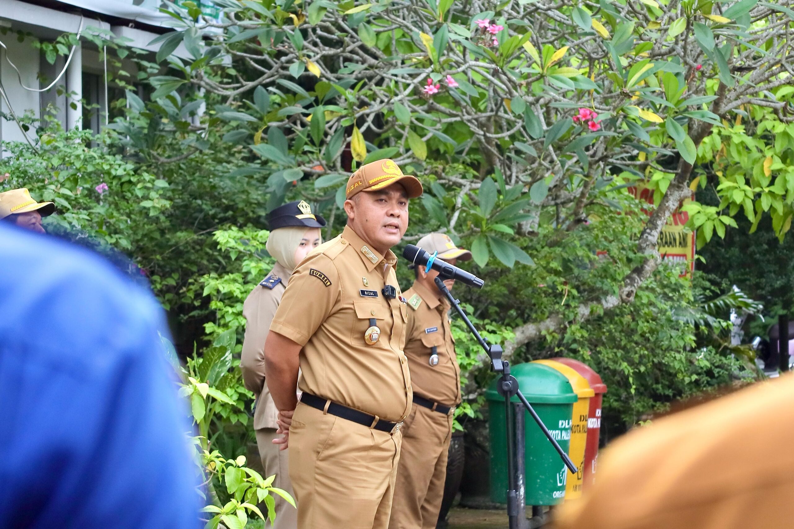 APEL---Sekda Kota Palembang Aprizal Hasyim, usai memimpin apel pagi di Kecamatan Alang-alang Lebar (AAL), Senin (21/4/2025). (FOTO: IST).