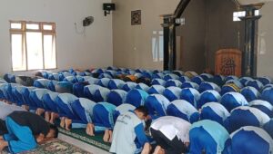 Para siswa-siswi SMA Negeri 5 Kota Prabumulih sholat bersama di Masjid Ar Rodiah Matdiah.